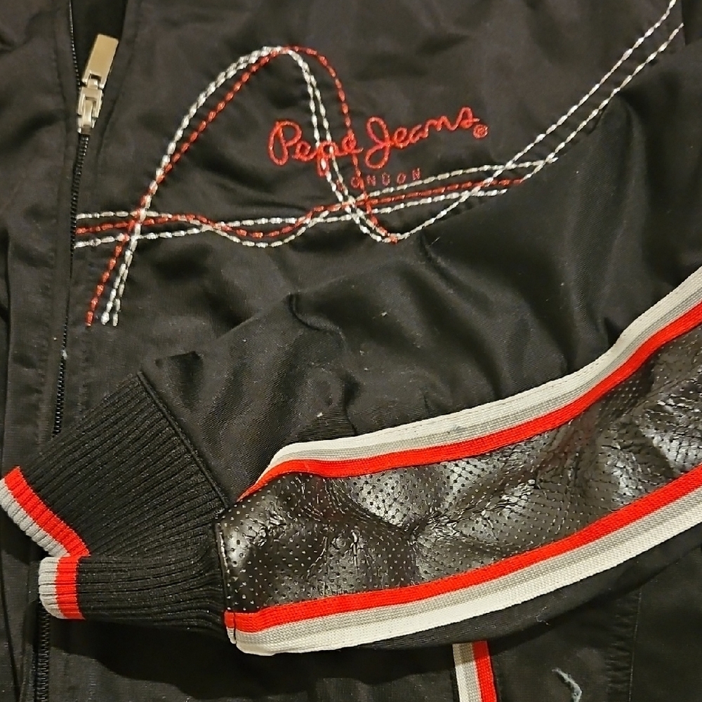 Vintage Pepe Pepe Jeans Black Bomber Jacket with Red and White Accents - Picture 3 of 4